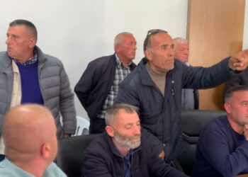 Tensione në Këshillin e Bashkisë Bulqizë, kundërshti nga banorët për impiantet fotovoltaike: Rrezikojnë pasoja ekonomike dhe sociale