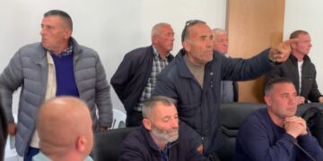 Tensione në Këshillin e Bashkisë Bulqizë, kundërshti nga banorët për impiantet fotovoltaike: Rrezikojnë pasoja ekonomike dhe sociale