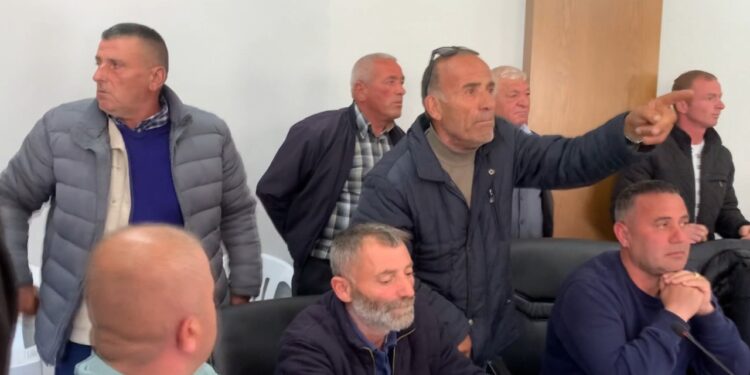 Tensione në Këshillin e Bashkisë Bulqizë, kundërshti nga banorët për impiantet fotovoltaike: Rrezikojnë pasoja ekonomike dhe sociale