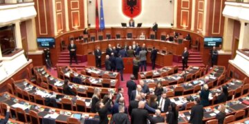 Tensione në Kuvend, seanca e ndërpritet përkohësisht

Pas përplasjeve në Kuvend, Niko Peleshi ka vendosur të pezullojë seancën për 5 minuta.