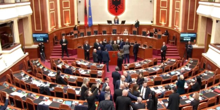 Tensione në Kuvend, seanca e ndërpritet përkohësisht

Pas përplasjeve në Kuvend, Niko Peleshi ka vendosur të pezullojë seancën për 5 minuta.