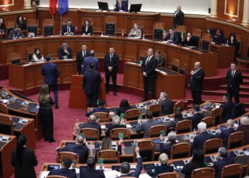 Tensionet në seancën plenare: Sekretariati i Etikës pezullon Nokën dhe Hotin për 20 ditë nga punimet e Kuvendit.