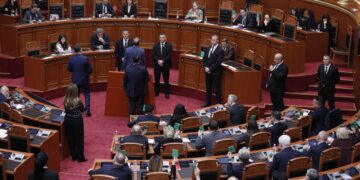 Tensionet në seancën plenare: Sekretariati i Etikës pezullon Nokën dhe Hotin për 20 ditë nga punimet e Kuvendit.