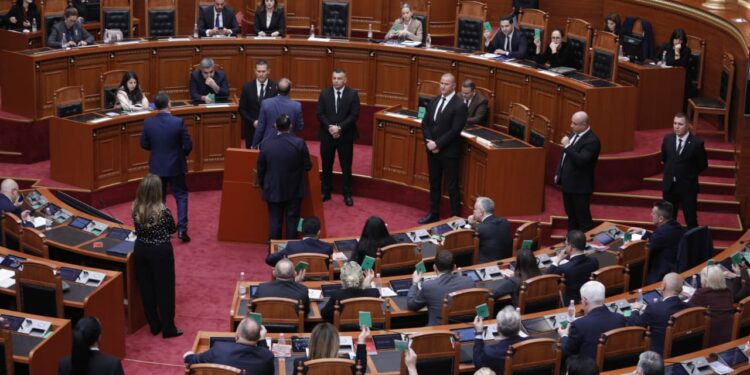 Tensionet në seancën plenare: Sekretariati i Etikës pezullon Nokën dhe Hotin për 20 ditë nga punimet e Kuvendit.