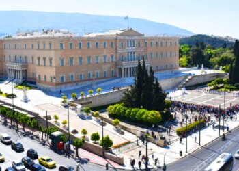 Tërmet politik në Parlamentin grek: Skandali OPEKEPE, dorëheqen tre ministra