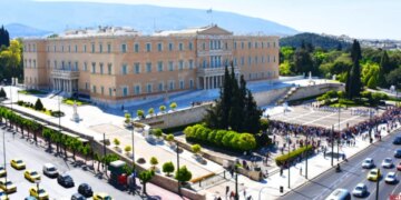 Tërmet politik në Parlamentin grek: Skandali OPEKEPE, dorëheqen tre ministra