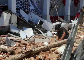 Tërmeti 7.4 ballë ndodh në Indonezi, një i vdekur si rezultat i shembjes së strukturave.