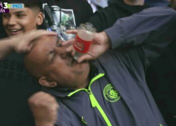 Tifozi bëhet viral, tallet me Arsenalin me një shishe uji