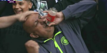 Tifozi bëhet viral, tallet me Arsenalin me një shishe uji