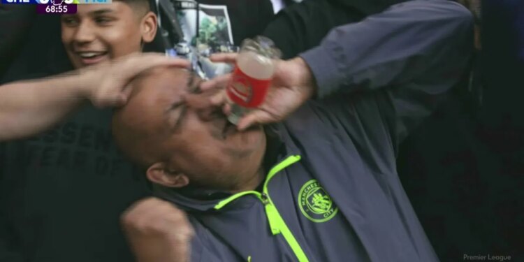 Tifozi bëhet viral, tallet me Arsenalin me një shishe uji