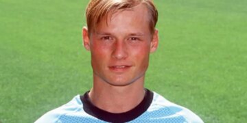 Tragjike: Ish-portieri i Arsenalit vdes pas përplasjes së makinës me tren, 48 vjeç