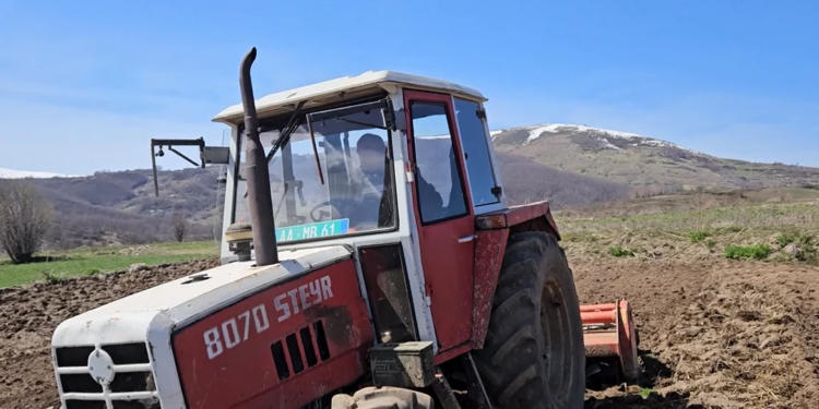 Traktoristi nga Kukësi trashëgon traditën e punës së tokës, në bujqësi prej 30 vitesh