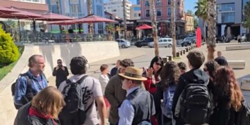 Turistët ankojnë në Durrës: nuk pëlqejnë qentë e rrugës dhe ndërtesat e amortizuara