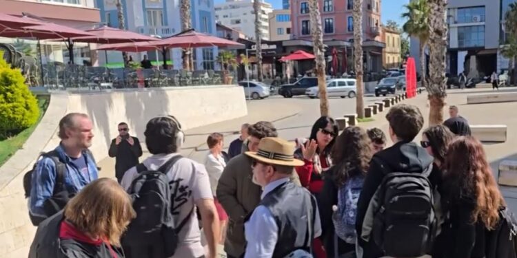 Turistët ankojnë në Durrës: nuk pëlqejnë qentë e rrugës dhe ndërtesat e amortizuara