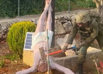 Ushtari izraelit thyen statujën e Krishtit me çekan; në Liban shpërthen indinjata