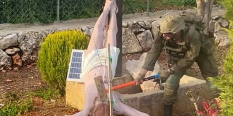 Ushtari izraelit thyen statujën e Krishtit me çekan; në Liban shpërthen indinjata