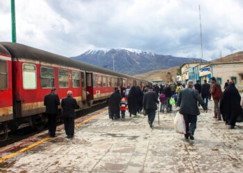 Ushtria izraelite këshillon qytetarët në Iran: Shmangni përdorimin e trenave, rreziku është i lartë.