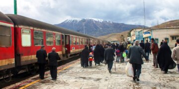 Ushtria izraelite këshillon qytetarët në Iran: Shmangni përdorimin e trenave, rreziku është i lartë.