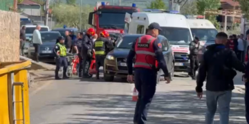 VIDEO/ Atentati i dyfishtë në Balldre të Lezhës, viktimat një burrë dhe një grua, trupat ende në makinë