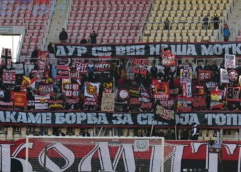 VIDEO/ Rikthehen koret raciste në stadiumet e Maqedonisë së Veriut: Shqiptari i vdekur është shqiptari i mirë