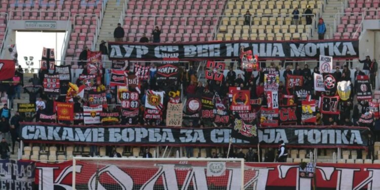 VIDEO/ Rikthehen koret raciste në stadiumet e Maqedonisë së Veriut: Shqiptari i vdekur është shqiptari i mirë