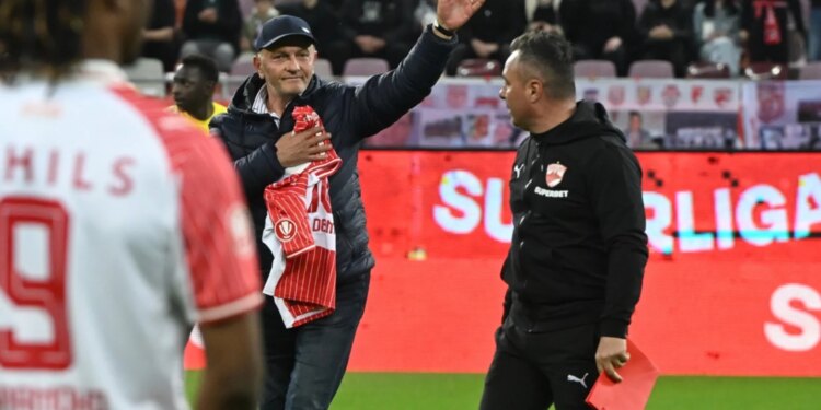 VIDEO/Sulejman Demollari rikthehet në Rumani, legjendës së futbollit shqiptar i rezervohet nderim special