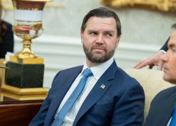 Vance udhëton në Budapest, shpreh mbështetje për Orbán para zgjedhjeve të Parlamentit hungarez.
