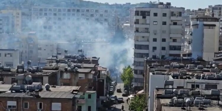 Vatër zjarri në Durrës, flakët nën kontroll; një i moshuar në urgjencë