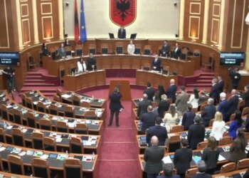 Vdekja e akademikut Rexhep Qosja: Kuvendi mban një minutë heshtje, opozita mungon