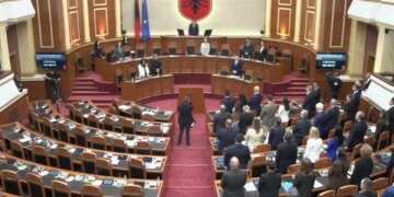 Vdekja e akademikut Rexhep Qosja: Kuvendi mban një minutë heshtje, opozita mungon