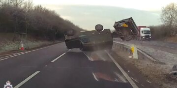 Video: Aksident i tmerrshëm në Britani, automjet ushtarak përmbyset në mes të rrugës