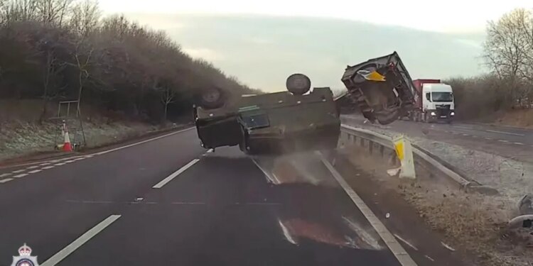 Video: Aksident i tmerrshëm në Britani, automjet ushtarak përmbyset në mes të rrugës