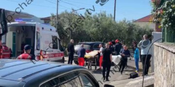 Video/ Atentati në Lezhë ku u vranë burrë e grua, grupi hetimor tenton të nxjerrë trupat nga makina