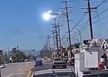 Video/ Avioni goditet nga telat e tensionit të lartë në Los Angeles, piloti 70-vjeçar në gjendje kritike