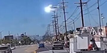 Video/ Avioni goditet nga telat e tensionit të lartë në Los Angeles, piloti 70-vjeçar në gjendje kritike