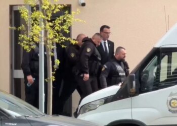 Video/ Erion Veliaj, i dorëzuar me pranga, momenti kur largohet nga Gjykata Administrative dhe hip në fugonin e policisë