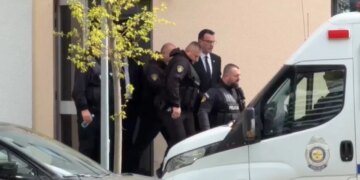 Video/ Erion Veliaj, i dorëzuar me pranga, momenti kur largohet nga Gjykata Administrative dhe hip në fugonin e policisë