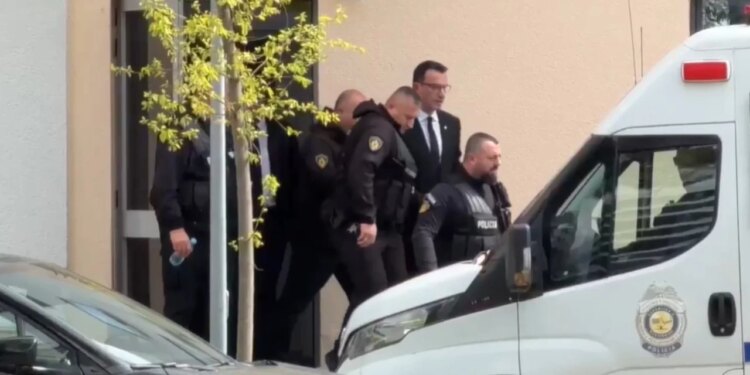 Video/ Erion Veliaj, i dorëzuar me pranga, momenti kur largohet nga Gjykata Administrative dhe hip në fugonin e policisë