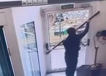 Video - Grabitja spektakolare në Napoli: momenti kur tre hajdutë hyjnë në bankë