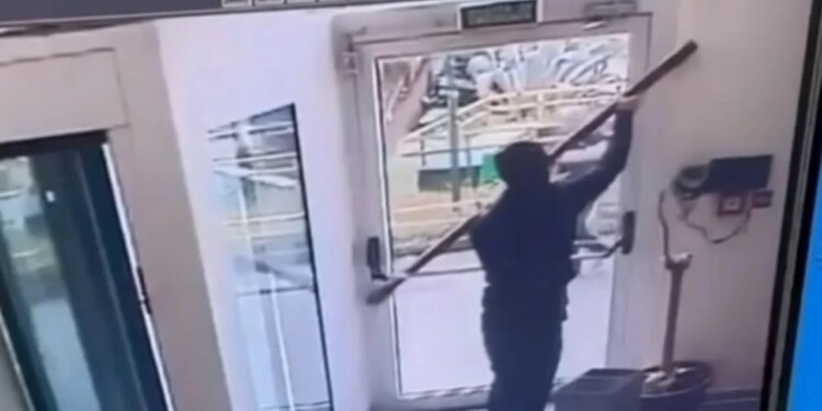 Video - Grabitja spektakolare në Napoli: momenti kur tre hajdutë hyjnë në bankë