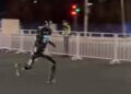 Video/ Më shumë se 100 robotë marrin pjesë në gjysmëmaratonën e dytë humanoide në Kinë