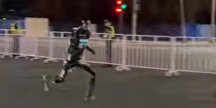 Video/ Më shumë se 100 robotë marrin pjesë në gjysmëmaratonën e dytë humanoide në Kinë