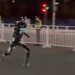 Video/ Më shumë se 100 robotë marrin pjesë në gjysmëmaratonën e dytë humanoide në Kinë