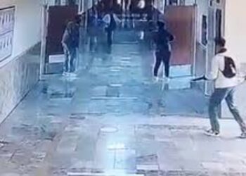 Video/ Momenti kur autori qëllon në Turqi, nxënësit vrapojnë të frikësuar nëpër klasa