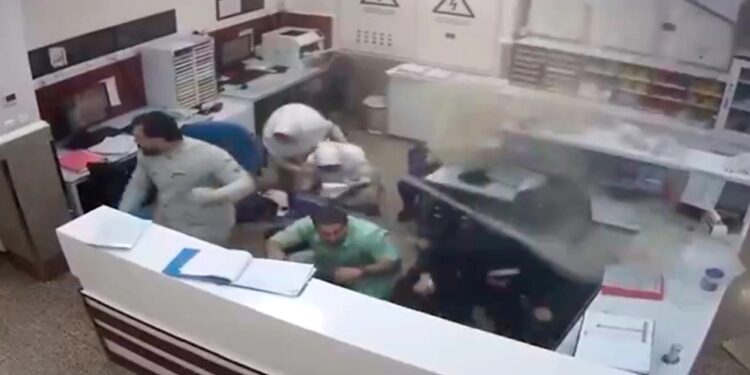 Video/ Në Teheran sulmohet një spital, infermierja nxiton të shpëtojë tre foshnja të porsalindura