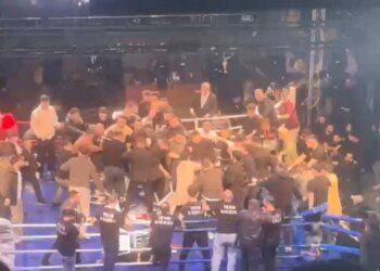 Video/ Skandal në ndeshjen e boksit: dhjetra tifozë futen në ring dhe sulmojnë boksierin rus