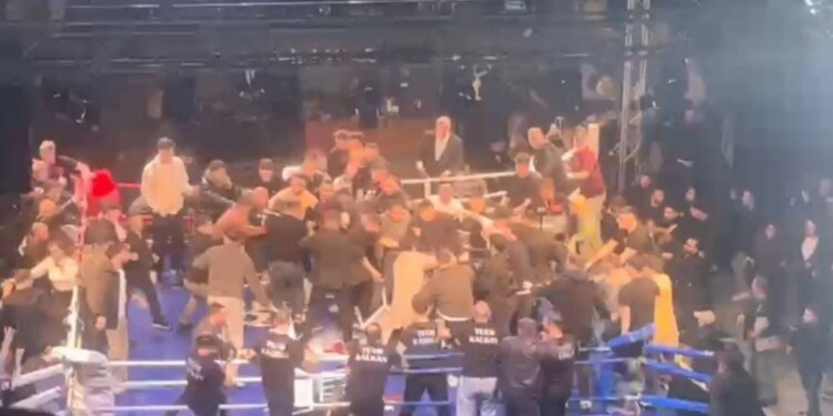 Video/ Skandal në ndeshjen e boksit: dhjetra tifozë futen në ring dhe sulmojnë boksierin rus