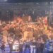 Video/ Skandal në ndeshjen e boksit: dhjetra tifozë futen në ring dhe sulmojnë boksierin rus