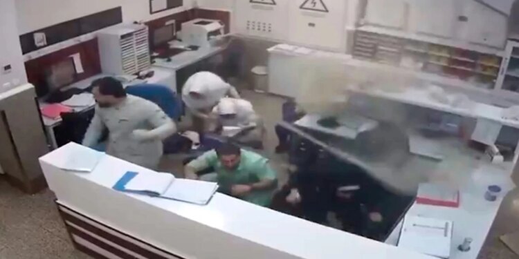 Video/ Sulmohet spitali në Teheran, infermierja nxiton të shpëtojë tre foshnje të porsalindura