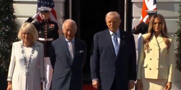 Video/ Trump mikëpret Mbretin Charles në Shtëpinë e Bardhë, nis vizita zyrtare në SHBA